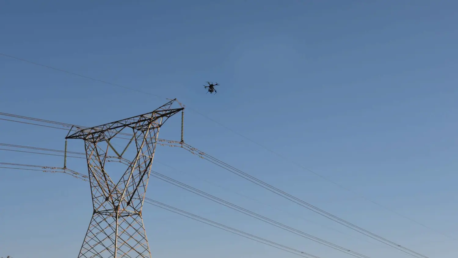 Inspección de líneas eléctricas y estructuras elevadas con drones