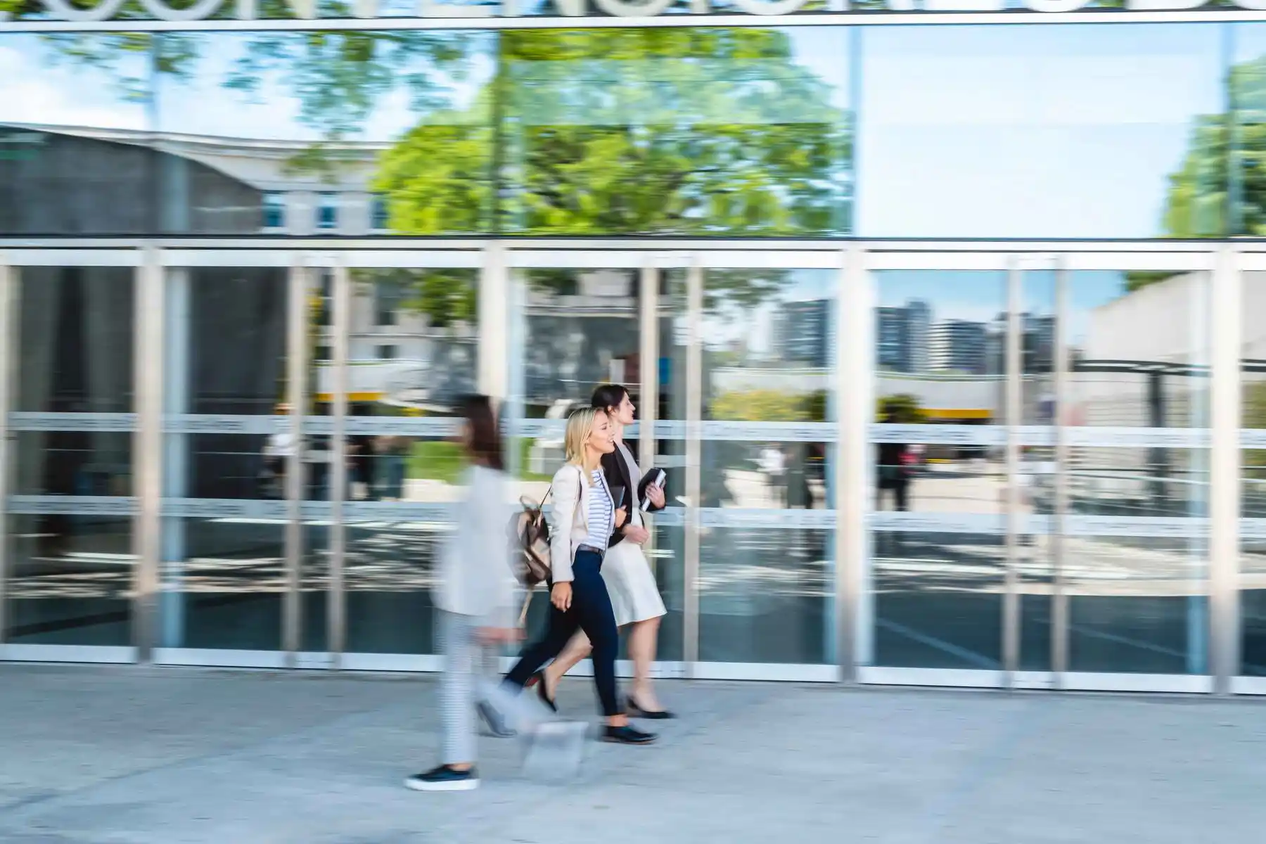 ¿Cómo mantener el control en edificios con alto flujo de personas sin complicarse?