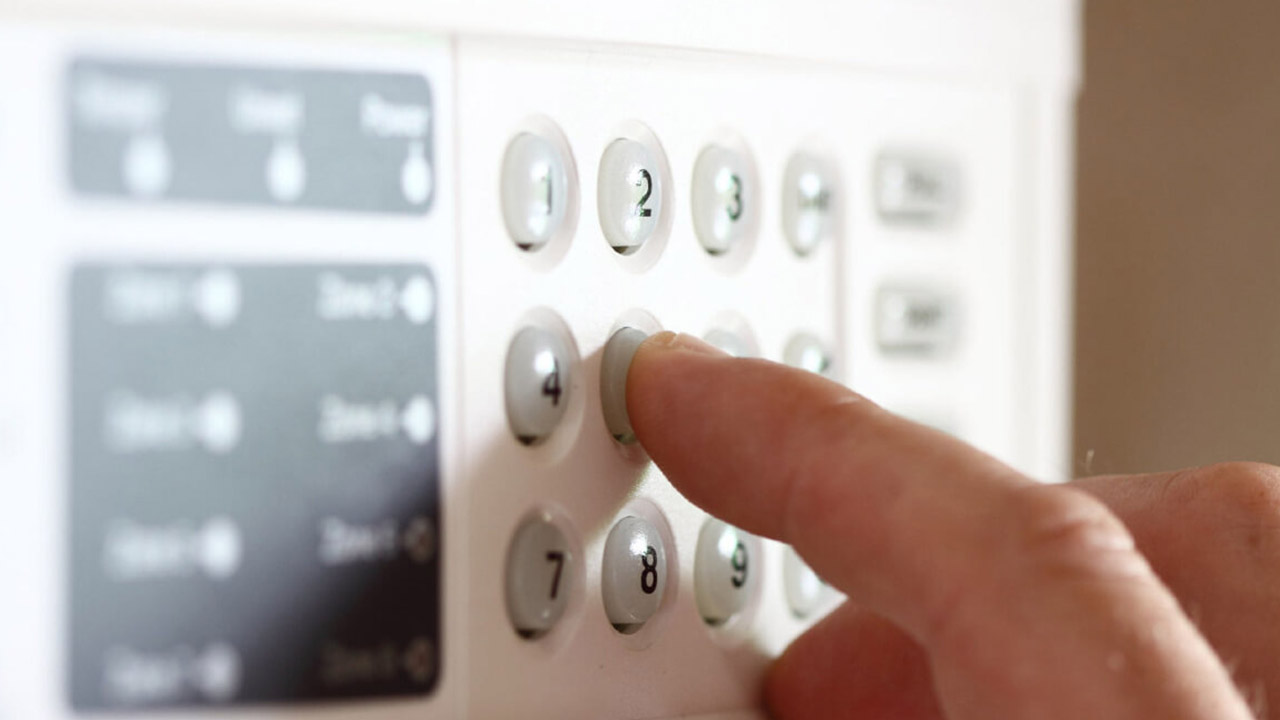 Mi teclado de alarma hace un pitido, ¿cómo lo apago?