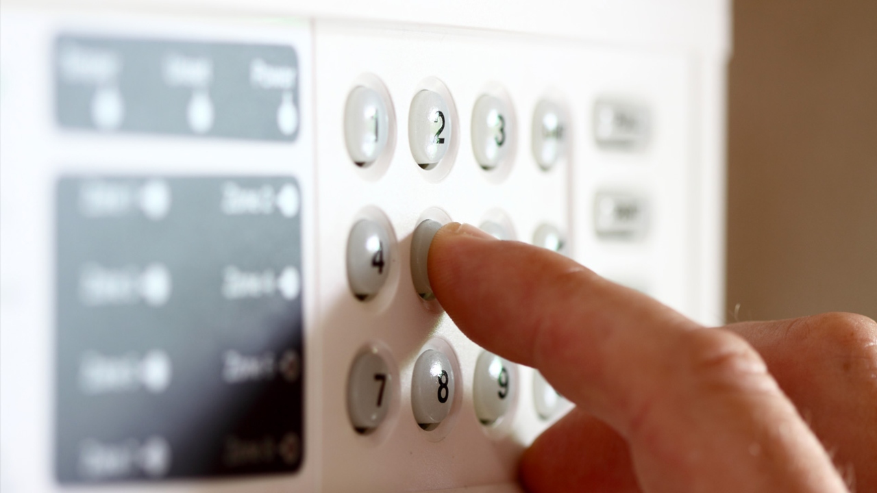 ¿Cuántos grados de seguridad de alarmas existen y cómo establecerlos?