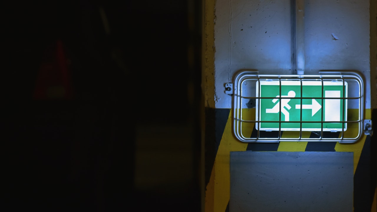 ¿Dónde colocar los carteles de seguridad en una empresa?