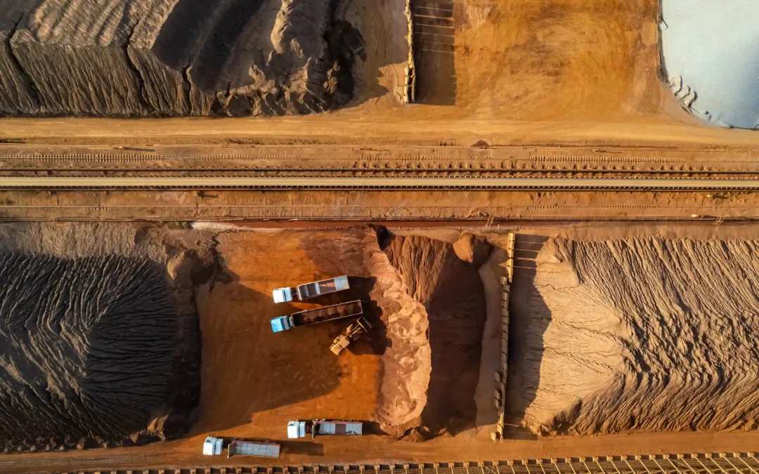Drone profesional sobrevolando un acopio de mineral para cálculo volumétrico