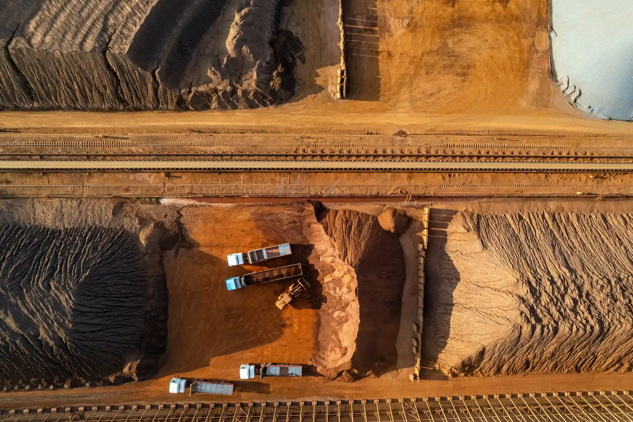 Drone profesional sobrevolando un acopio de mineral para cálculo volumétrico