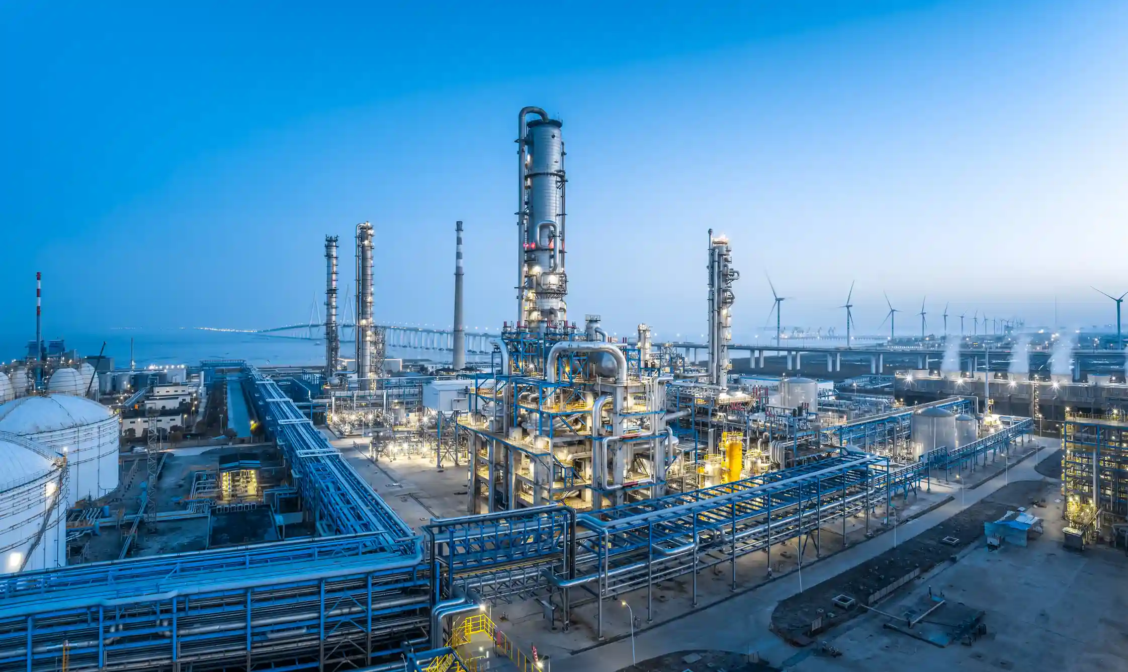 Planta industrial argentina con sistema de seguridad perimetral extenso y vigilancia 24/7