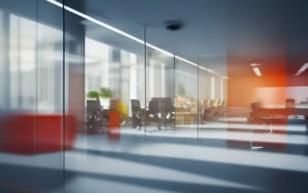 Espacio de oficina corporativa vacía después del final de la jornada laboral con vidrio y luz tenue