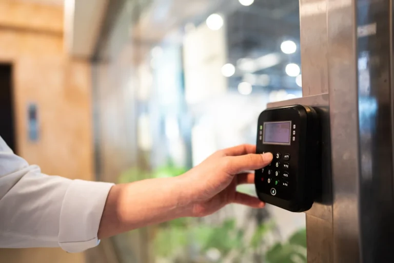 Alarmas para empresas: monitoreadas vs autoinstaladas