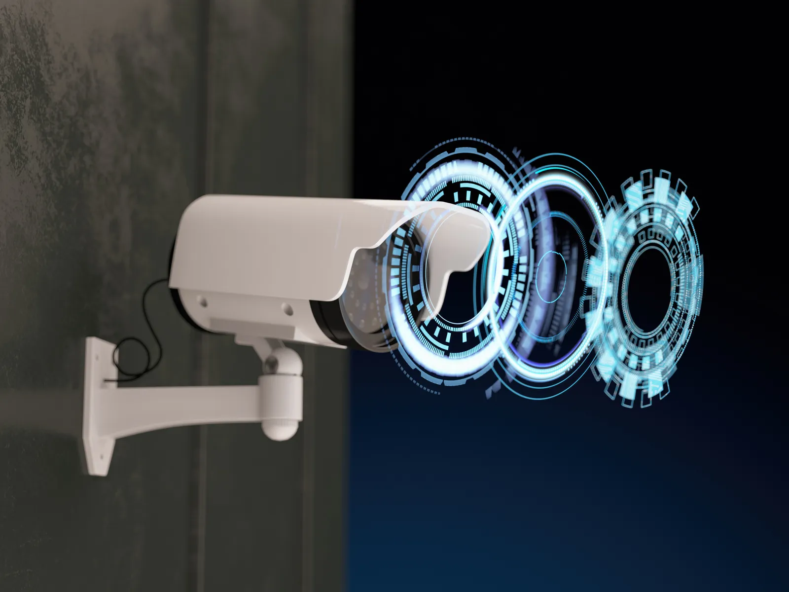 Cámara de seguridad CCTV bullet con overlay digital de monitoreo activo en oficina corporativa
