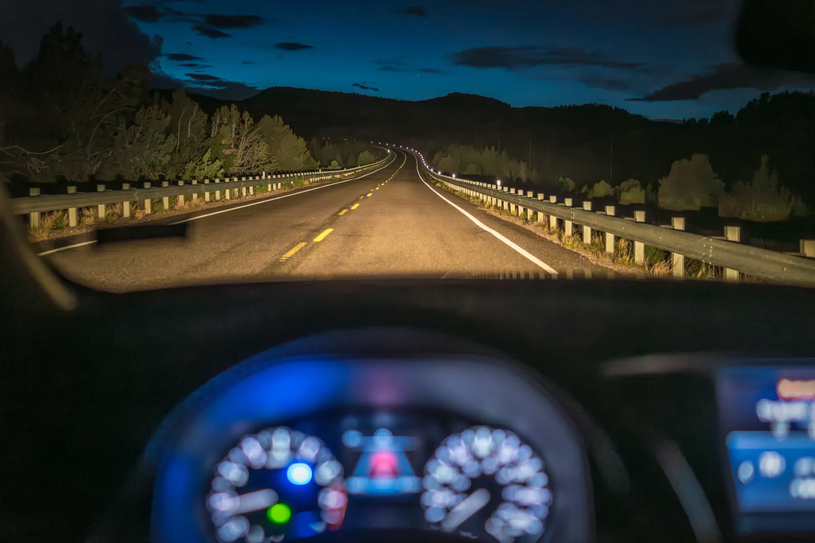 POV nocturno desde cabina de camión en ruta rural, contexto típico donde aparece la fatiga del conductor
