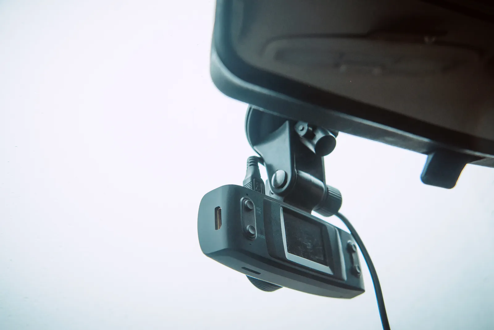 Cámara dash cam montada en parabrisas de vehículo comercial para monitoreo de conducción