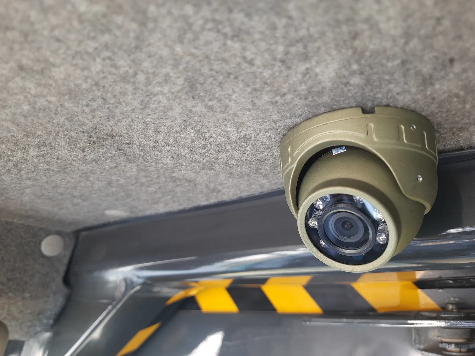 Cámara DMS de monitoreo del conductor instalada en cabina de camión pesado