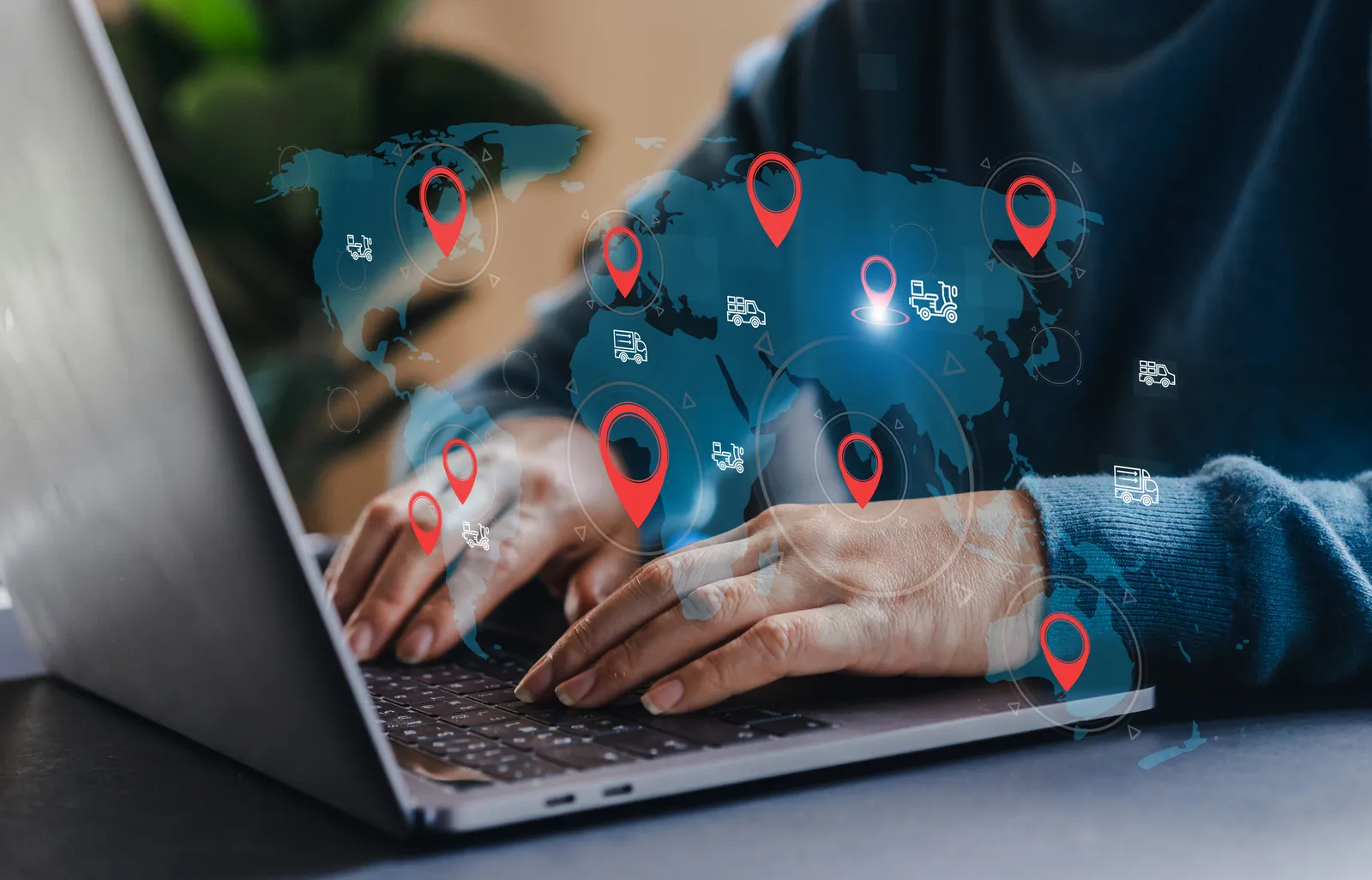 Mano profesional sosteniendo smartphone con tecnología GPS y seguimiento de ubicación para control de rondas
