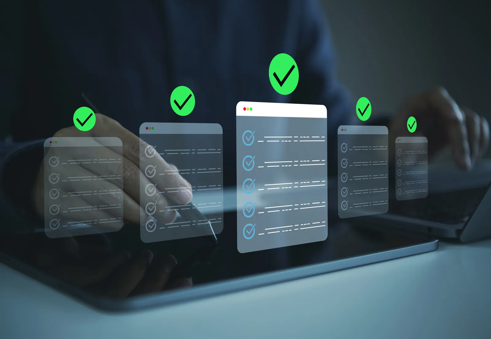 Tablet digital con interfaz de listas de verificación y stylus para reportes de control de rondas