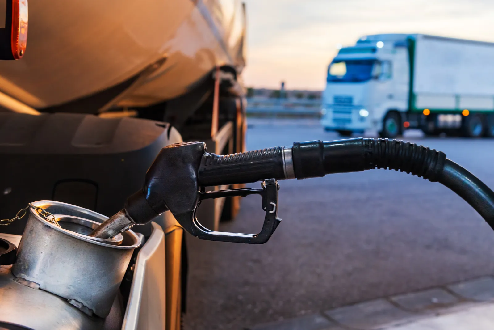 Pico de diesel cargando combustible en tanque de camión comercial, costo principal del costo por kilómetro