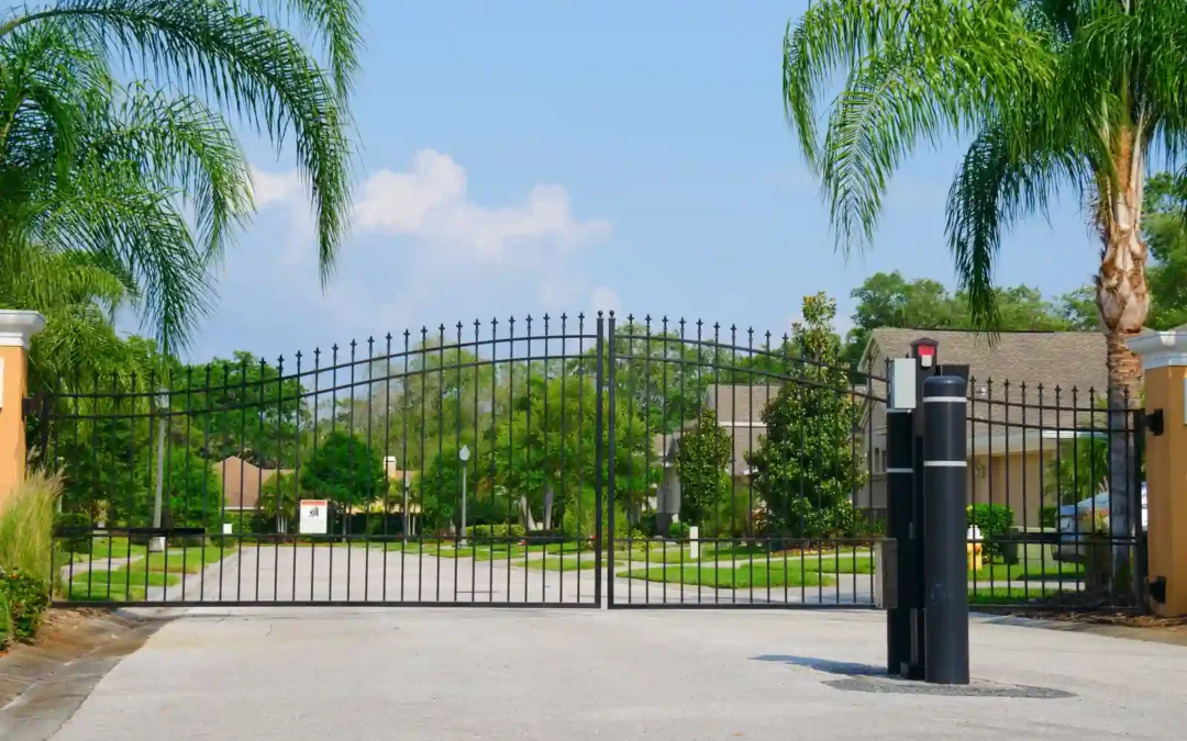Puerta de entrada con portón a una comunidad residencial tipo country argentino