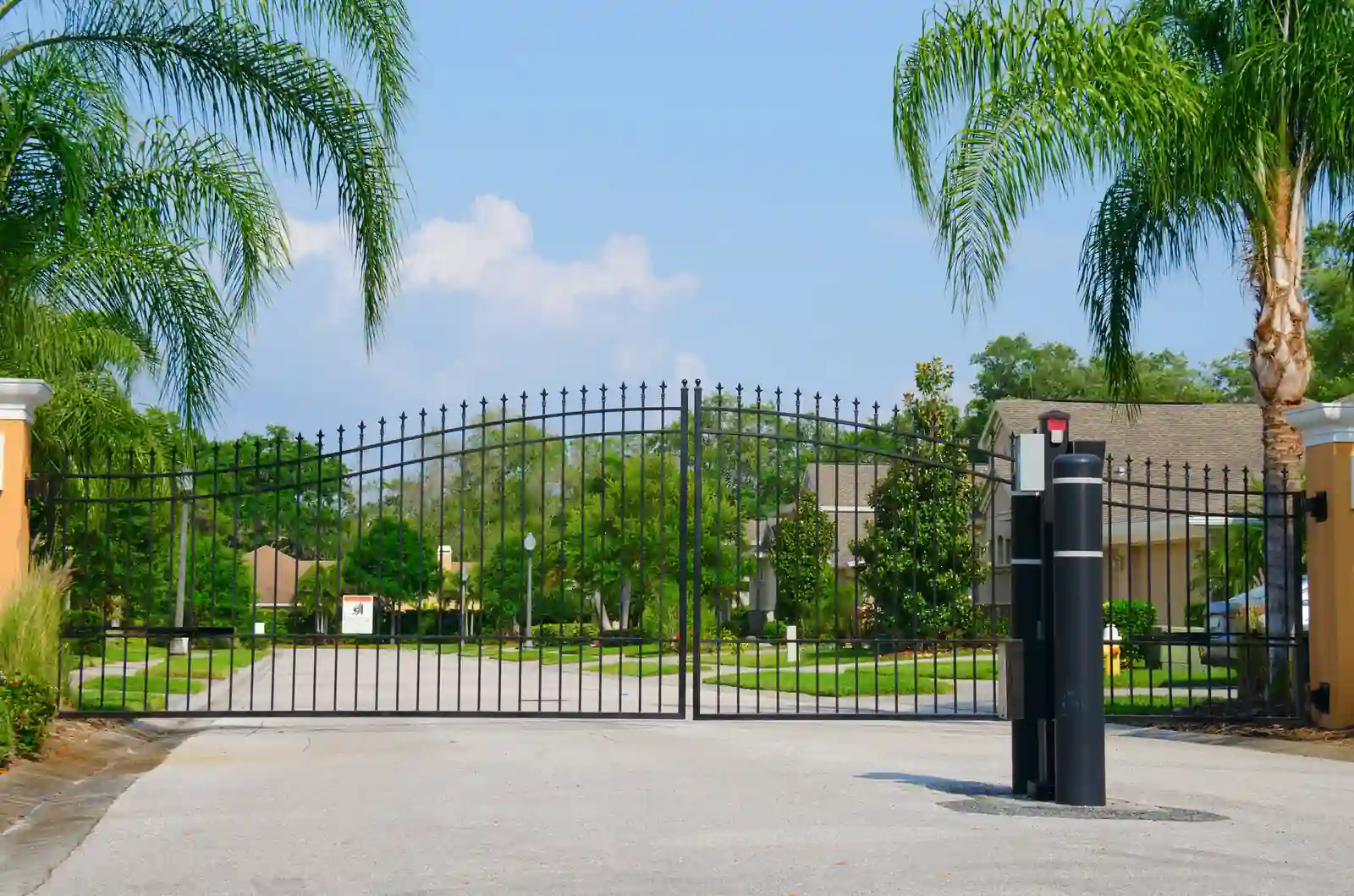 Puerta de entrada con portón a una comunidad residencial tipo country argentino