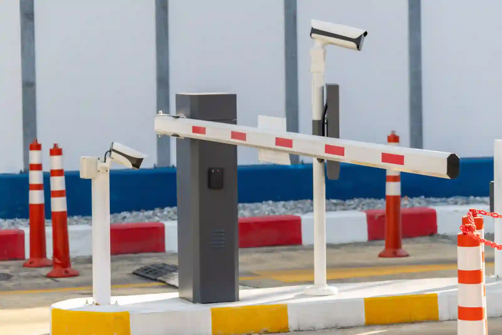 Lector de patentes y cámara LPR en acceso vehicular a cochera de complejo corporativo