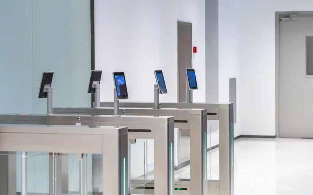 Torniquetes biométricos de control de acceso en entrada de edificio corporativo moderno