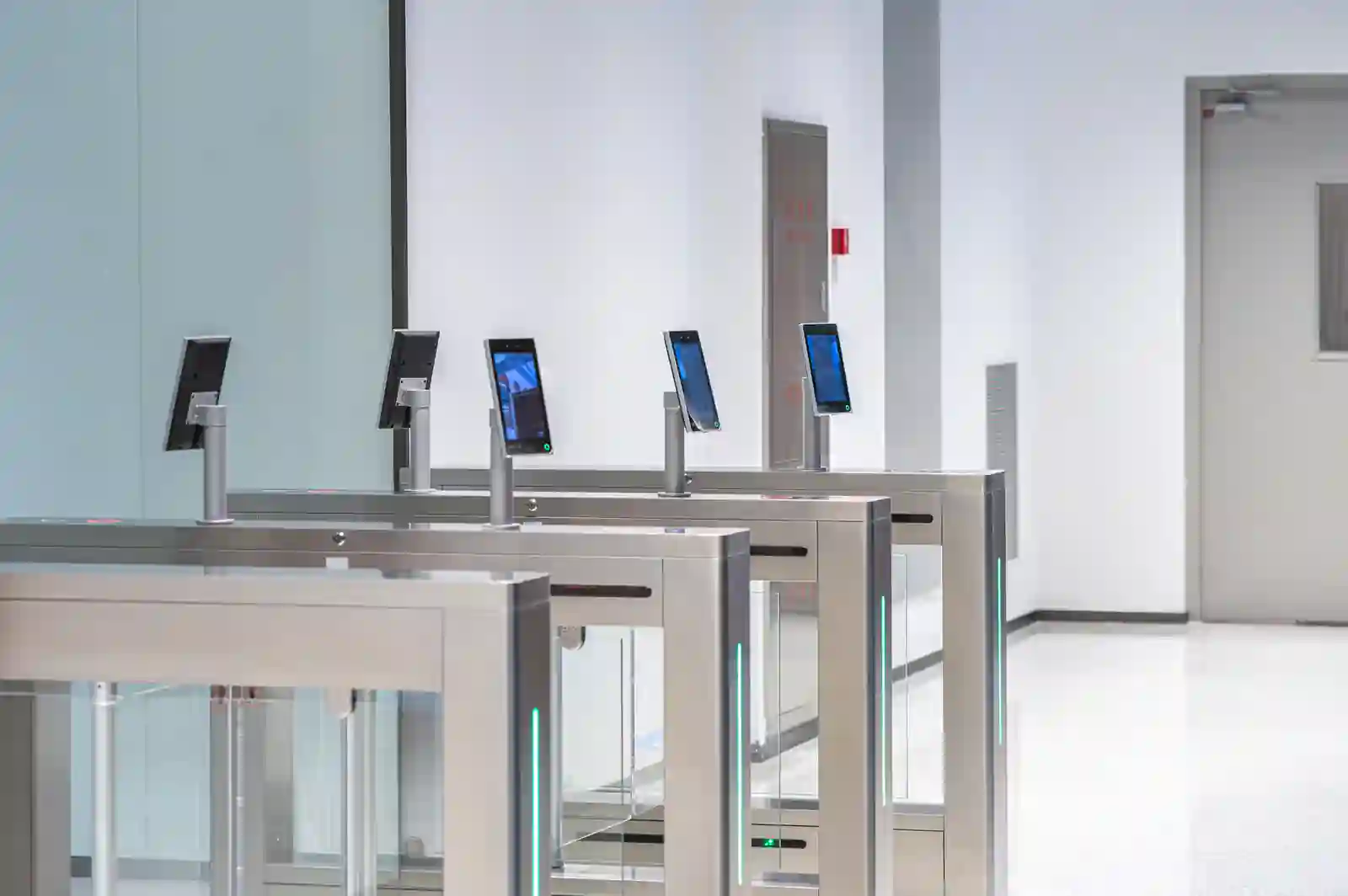 Torniquetes biométricos de control de acceso en entrada de edificio corporativo moderno