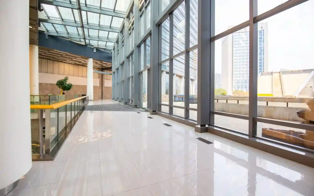 Lobby moderno de torre de oficinas corporativa con pasillos y vidrio premium