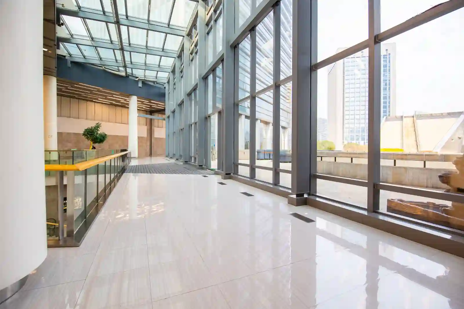 Lobby moderno de torre de oficinas corporativa con pasillos y vidrio premium