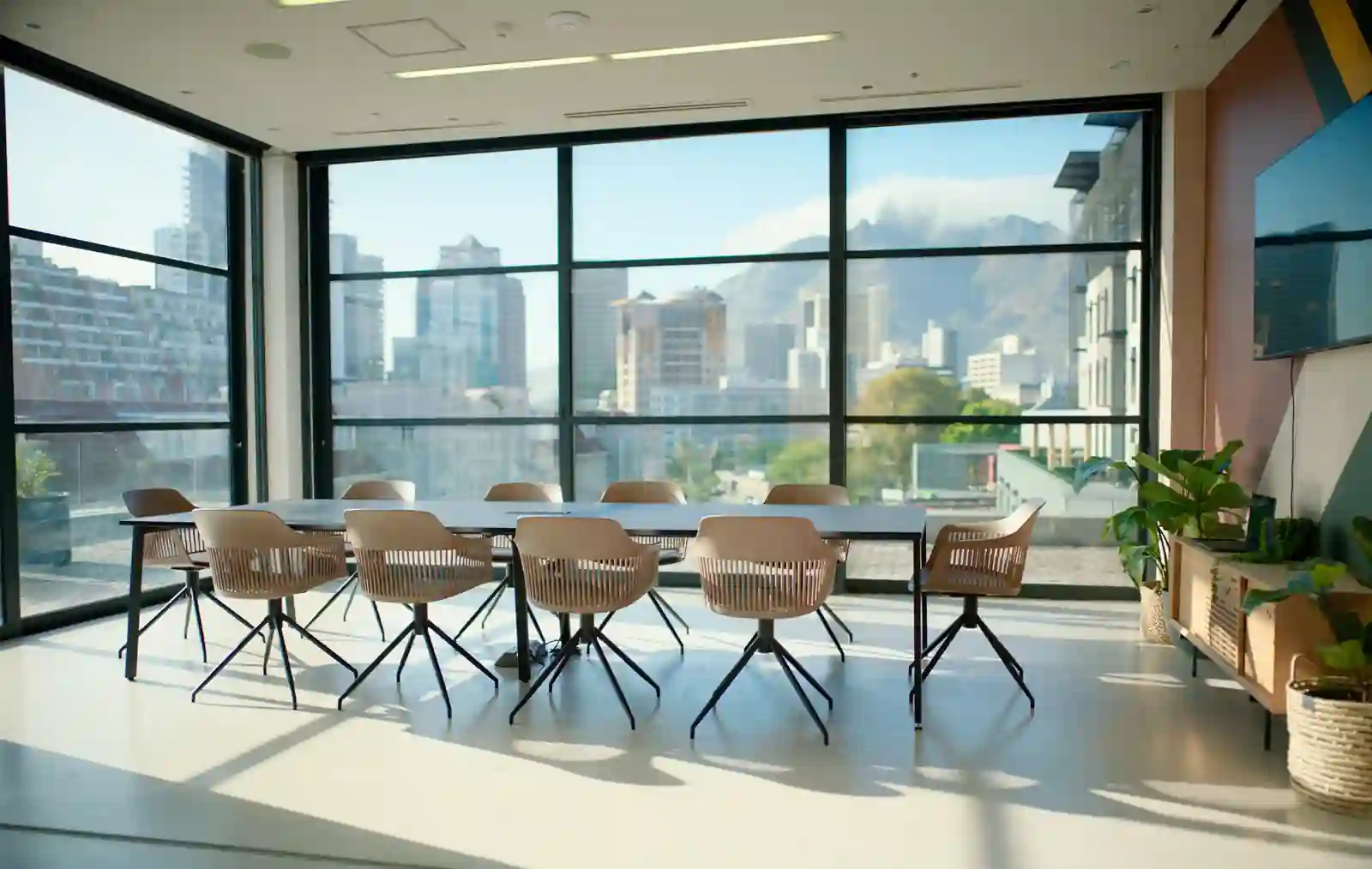 Sala de juntas corporativa premium con mesa de reuniones y vista a la ciudad desde piso ejecutivo