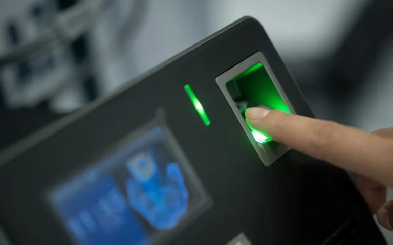 Control de acceso por huella digital: ventajas y limitaciones reales
