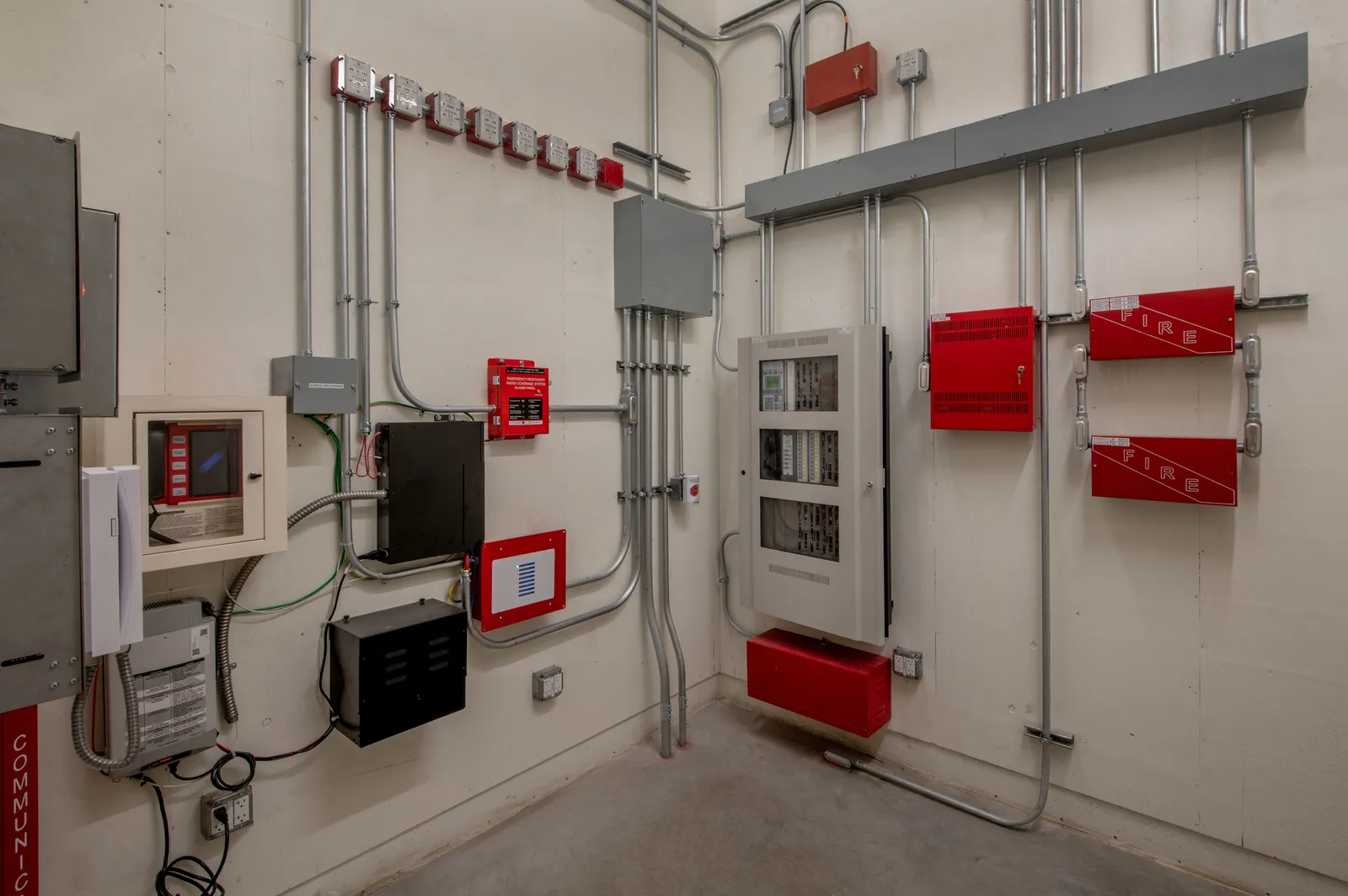 Sala técnica de control de incendios con paneles centrales y equipos de detección visibles