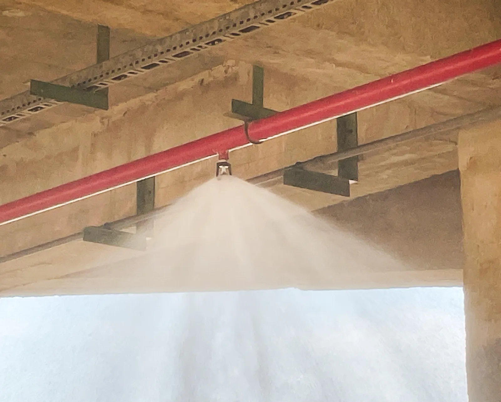 Sistema de rociadores contra incendios activado con rociado de agua en interior de edificio corporativo