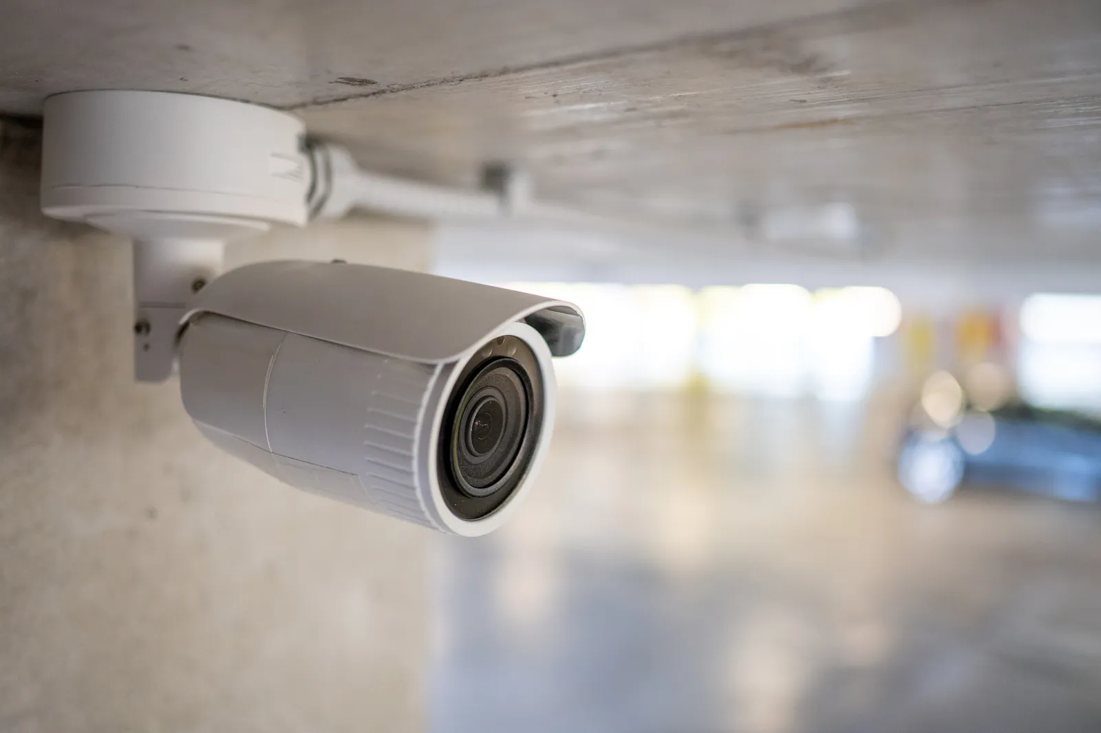 Cámara de videovigilancia profesional montada en pared interior de espacio corporativo