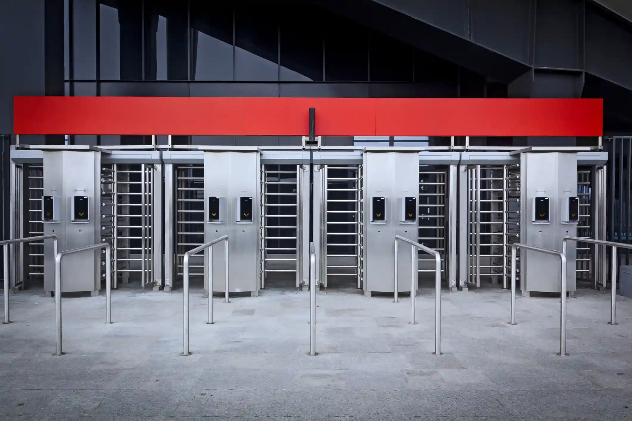 Molinetes de control de accesos en la entrada de un estadio deportivo