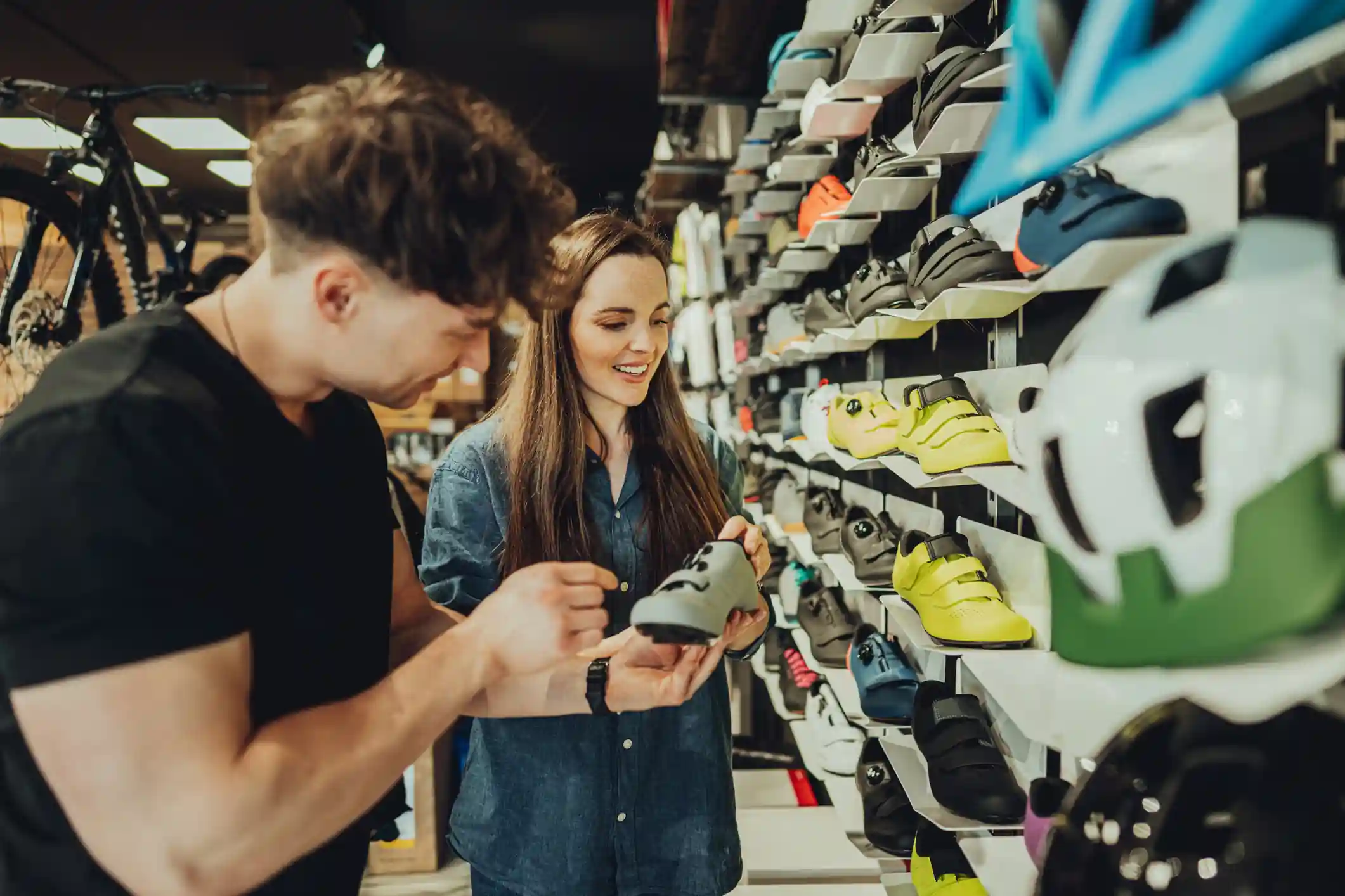 Pareja eligiendo zapatillas en la zona de calzado de un local de retail deportivo