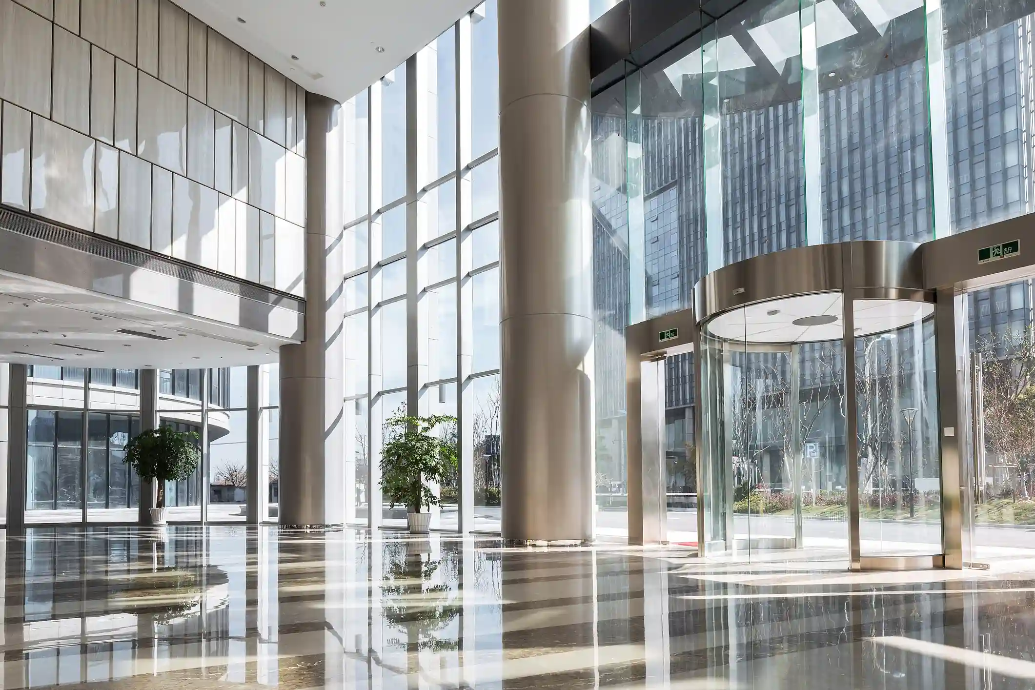 Hall corporativo con puerta giratoria de cristal en un edificio moderno