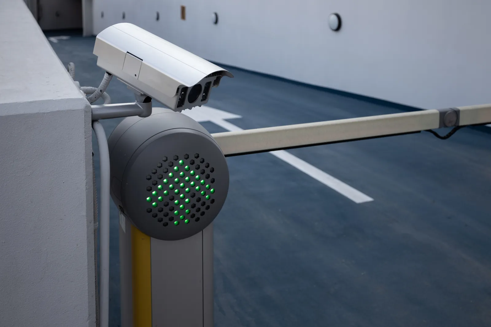 Cámara de reconocimiento de patentes en el acceso vehicular de un predio con barrera y semáforo