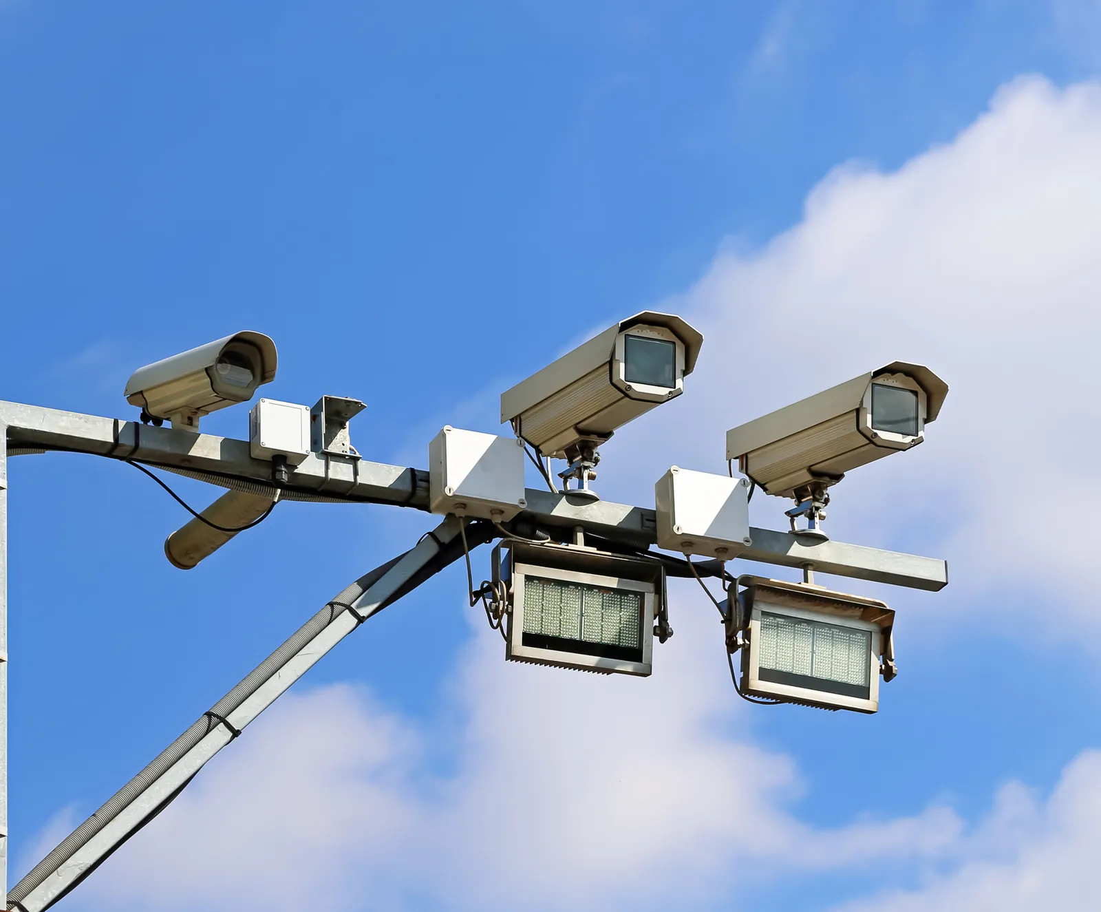 Cámaras ANPR con iluminación infrarroja en pórtico para leer patentes de vehículos en movimiento