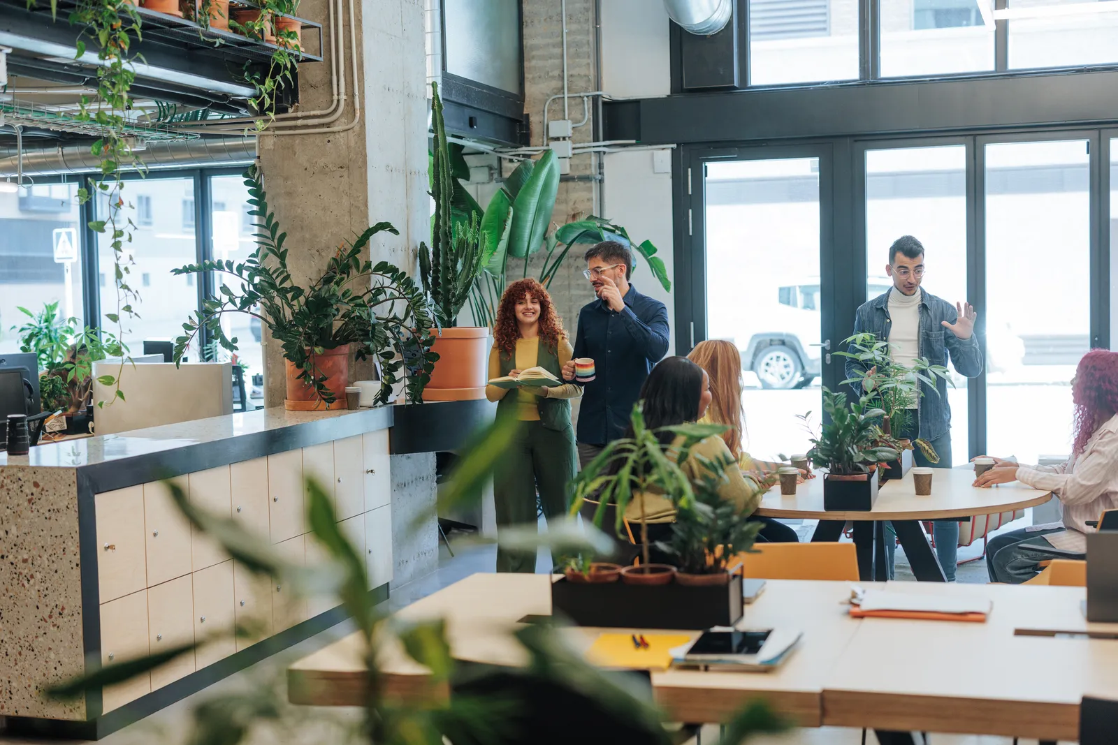 Espacio de coworking con socios trabajando y circulando entre los puestos compartidos