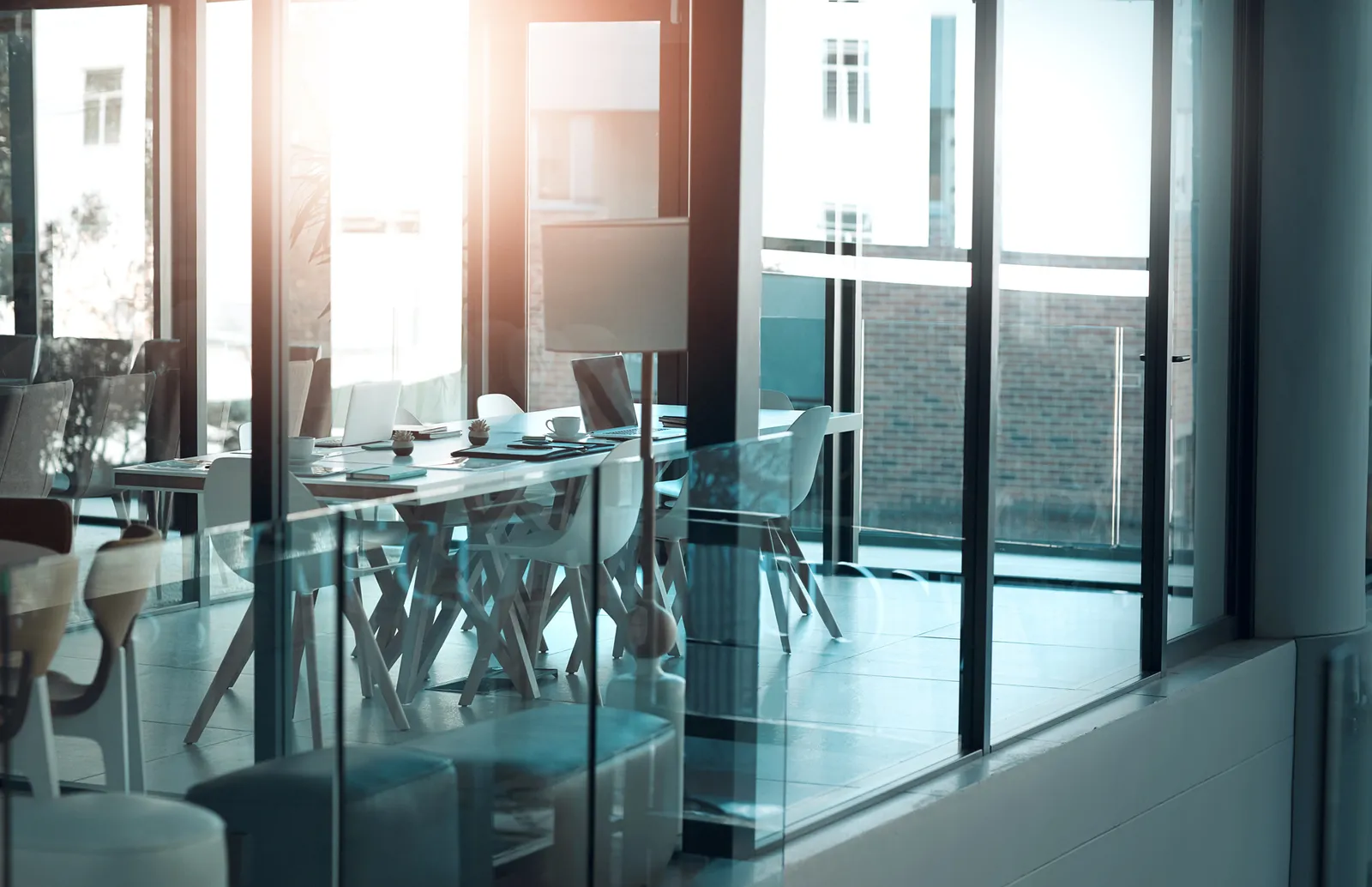 Sala de reuniones vidriada de un espacio de coworking lista para la próxima reserva