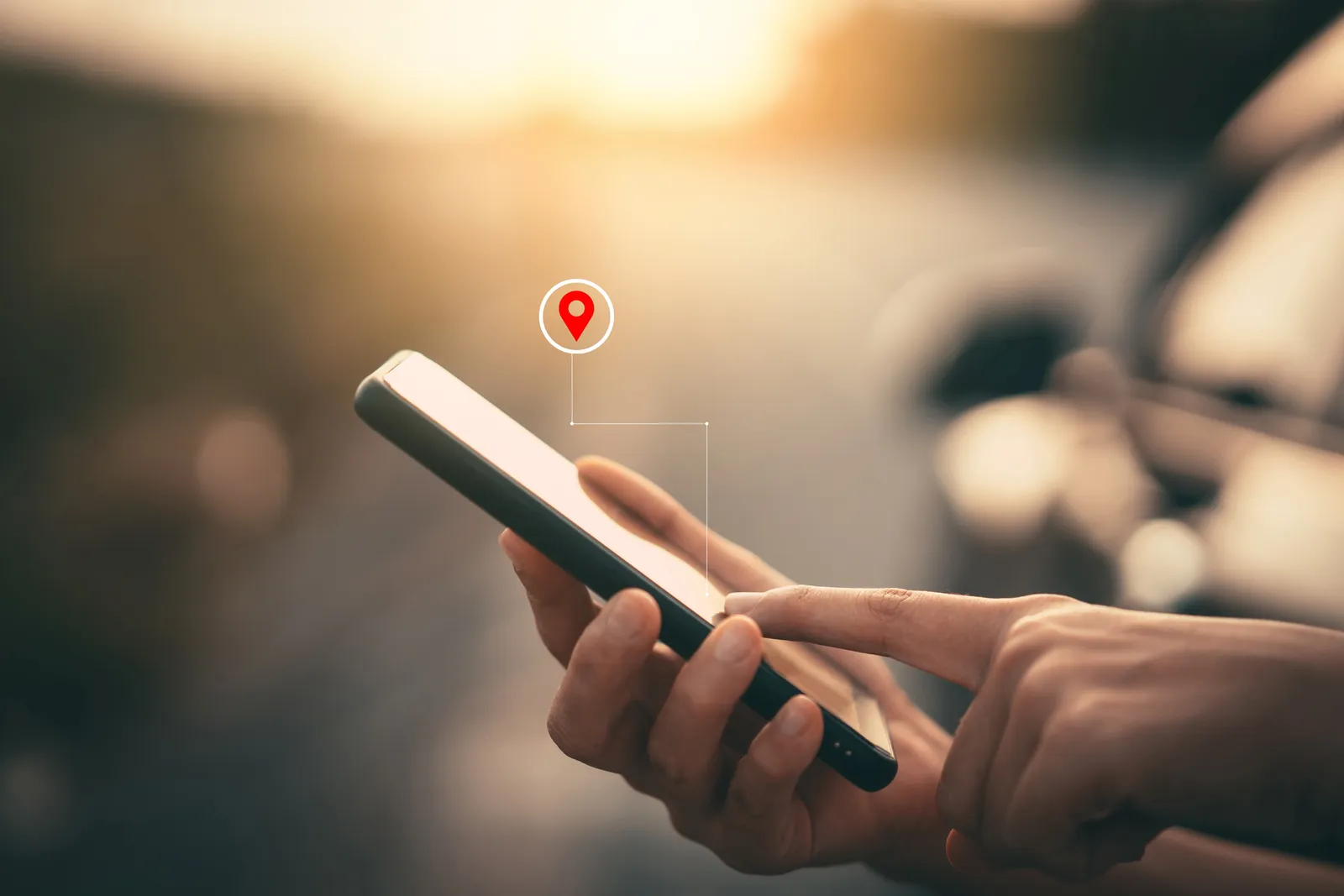 Mano marcando asistencia en una app con geolocalización junto a un vehículo de trabajo