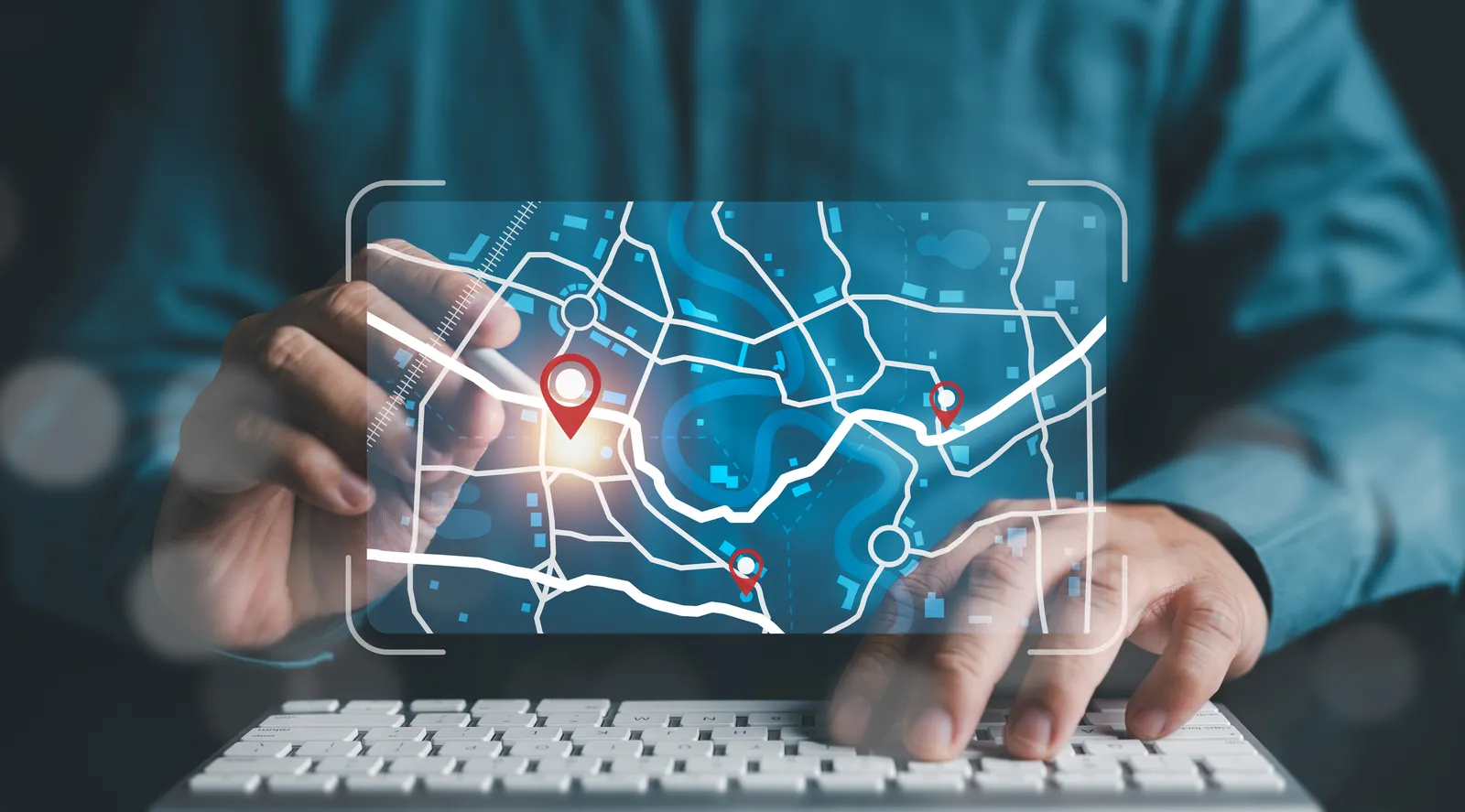Encargado de flota revisando en el mapa la ubicación de las unidades en tiempo real