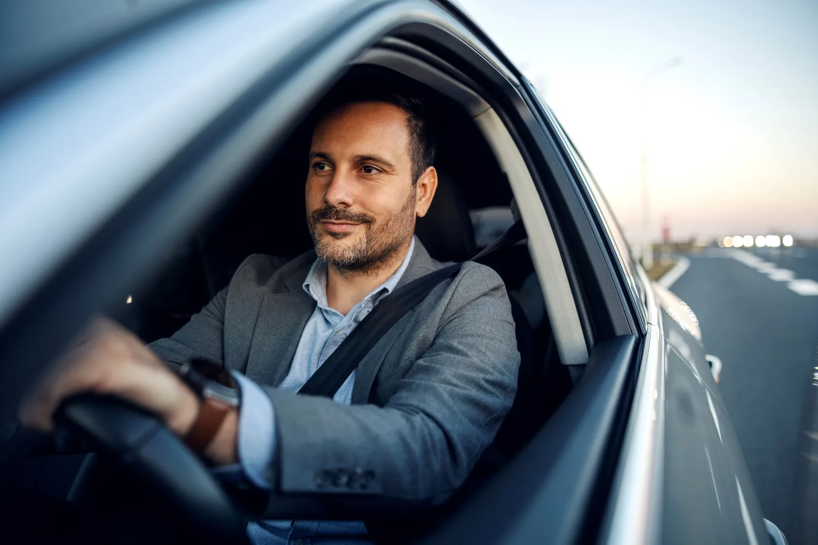 Conductor de un auto de empresa durante su jornada comercial en la ciudad