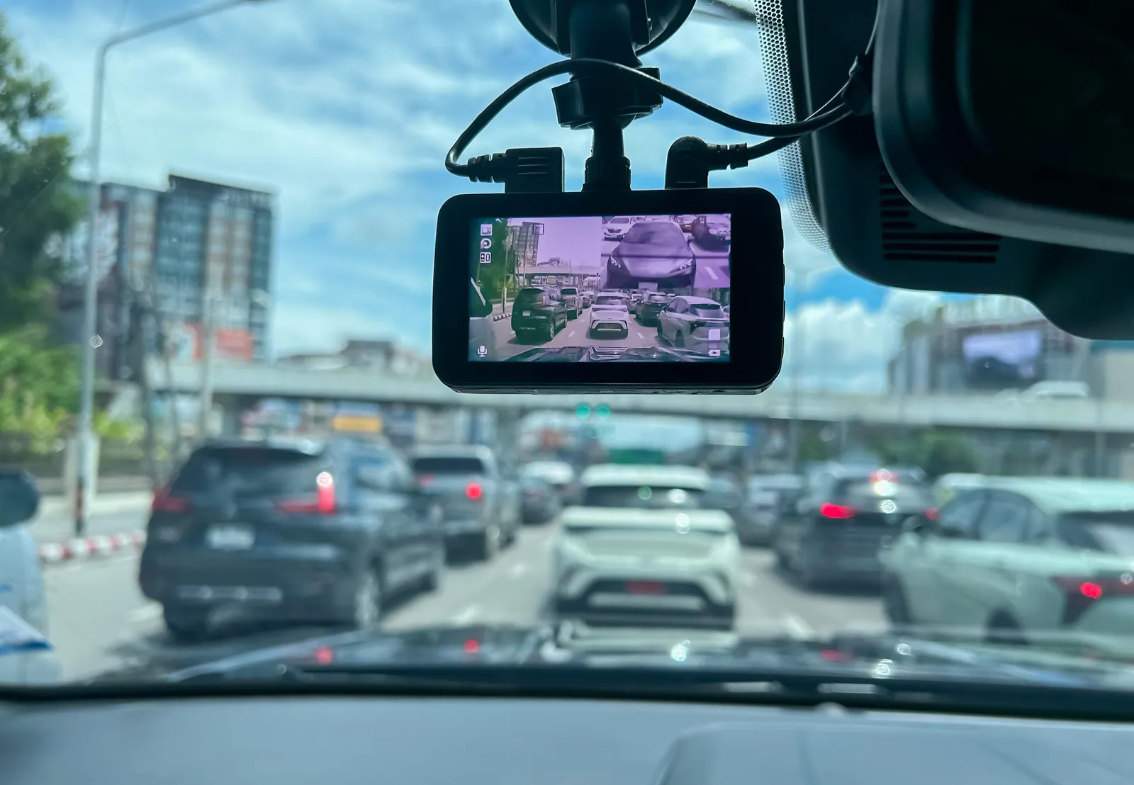 Dash cam de doble lente instalada en el parabrisas de un vehículo Dash cam de doble lente instalada en el parabrisas de un vehículo