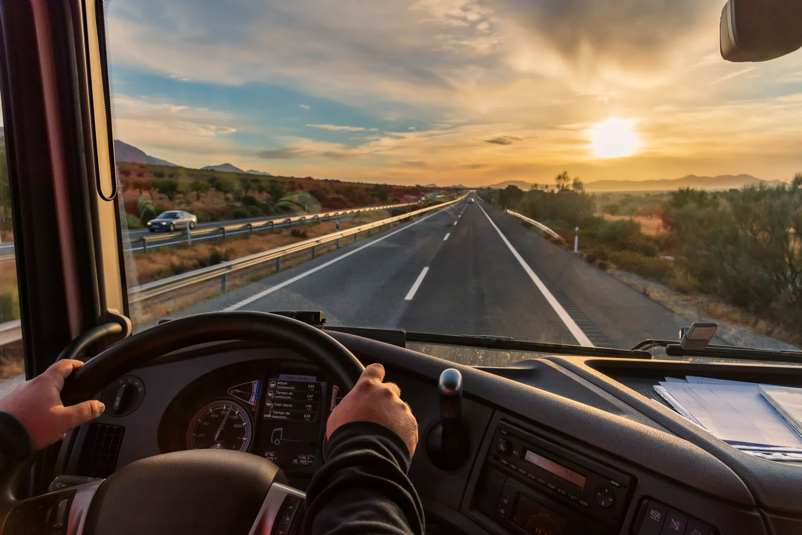 Vista desde la cabina de un camión en ruta al amanecer