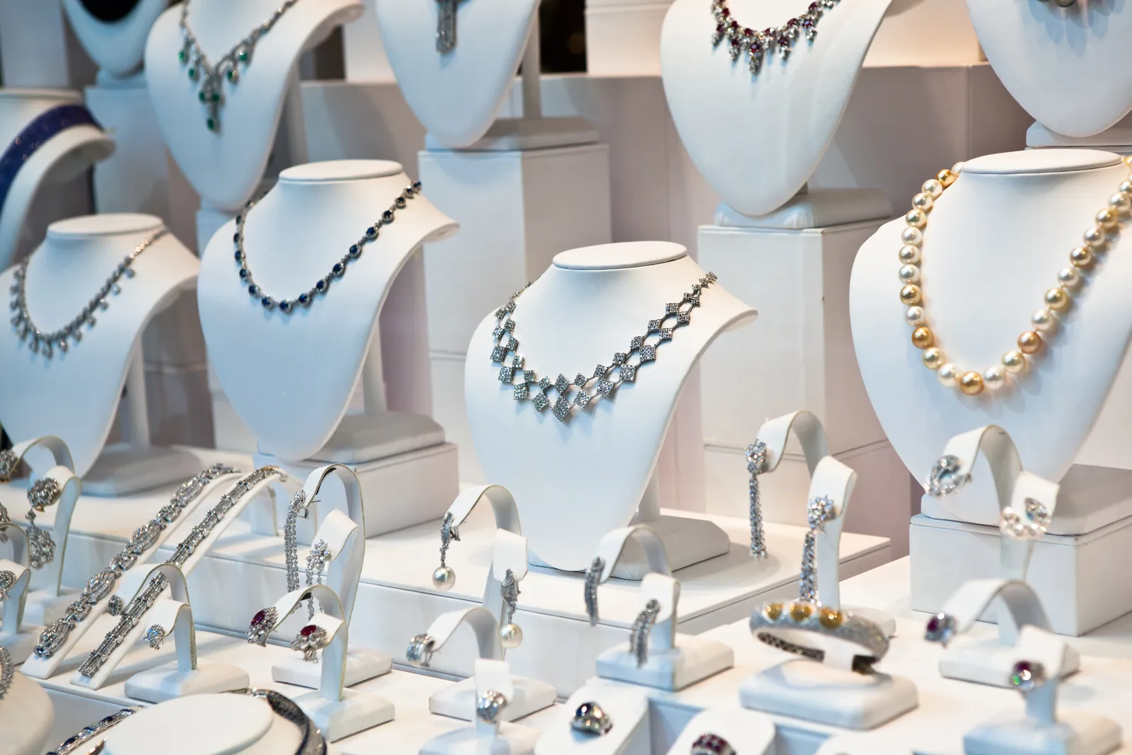 Vitrina de joyería con relojes y alhajas de alto valor concentrado en pocos metros