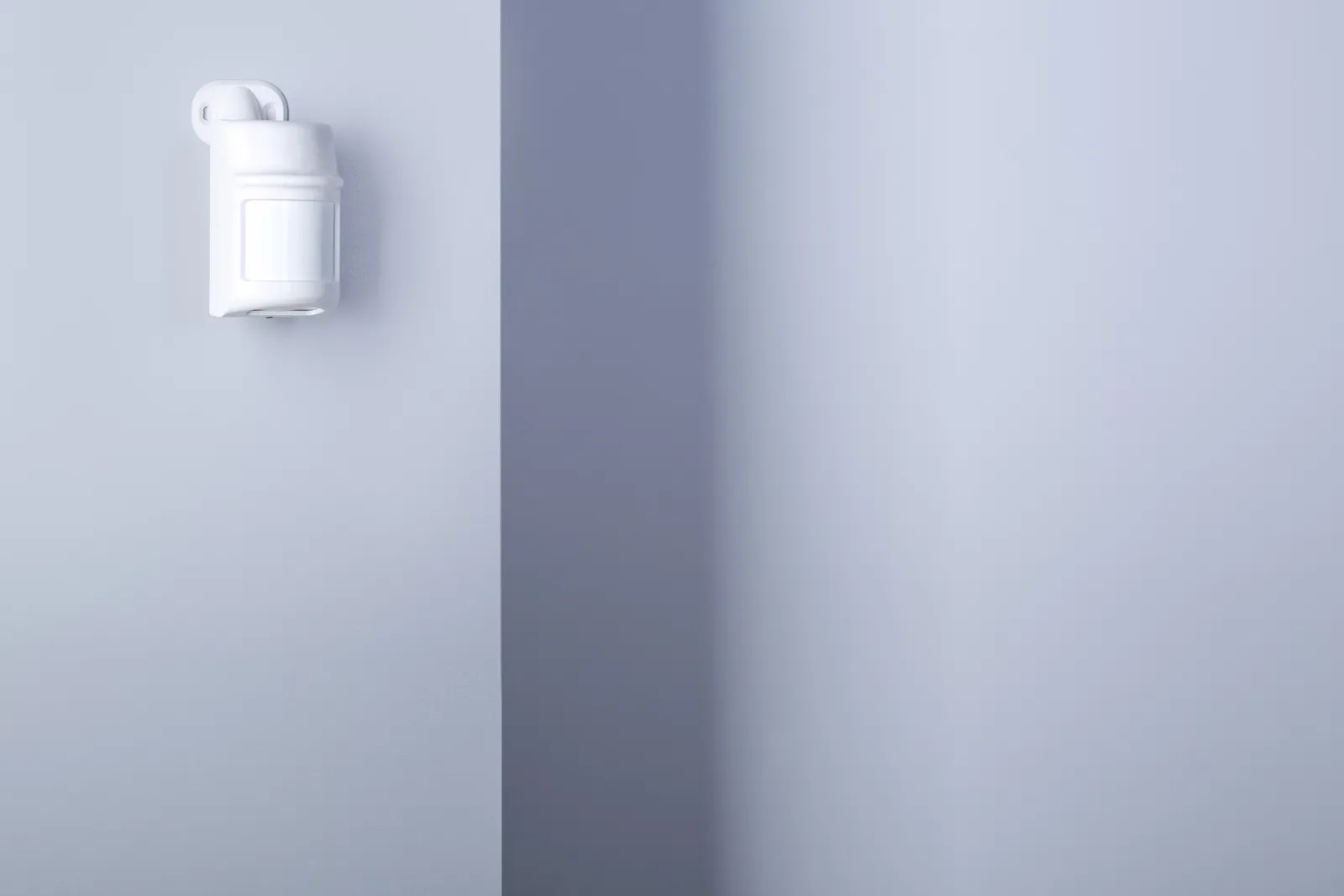 Sensor de movimiento instalado en la pared de un local, componente base del sistema