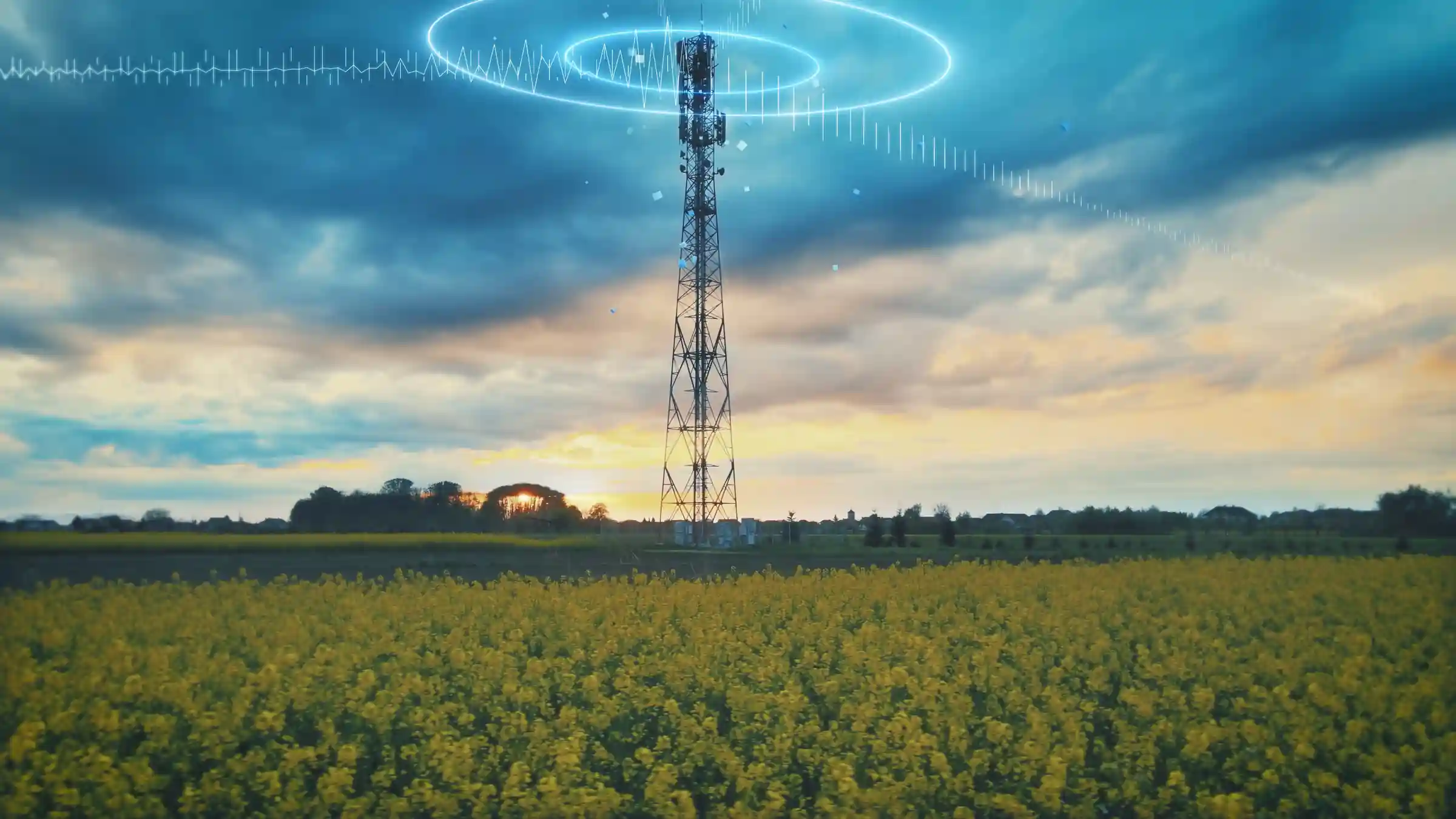 Torre de antenas de telecomunicaciones en medio de un campo sembrado