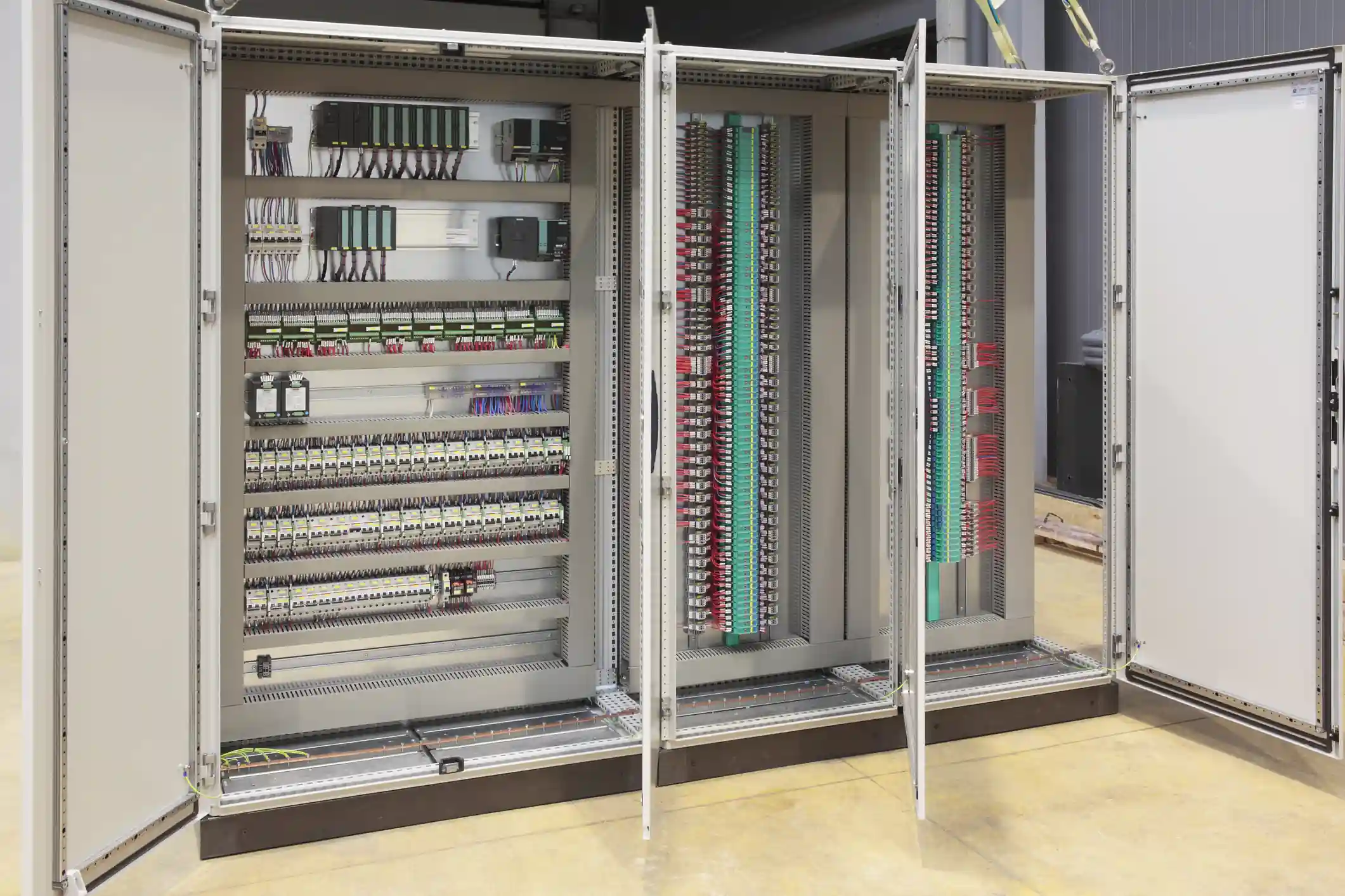Tablero eléctrico industrial abierto con componentes en riel DIN y cableado ordenado