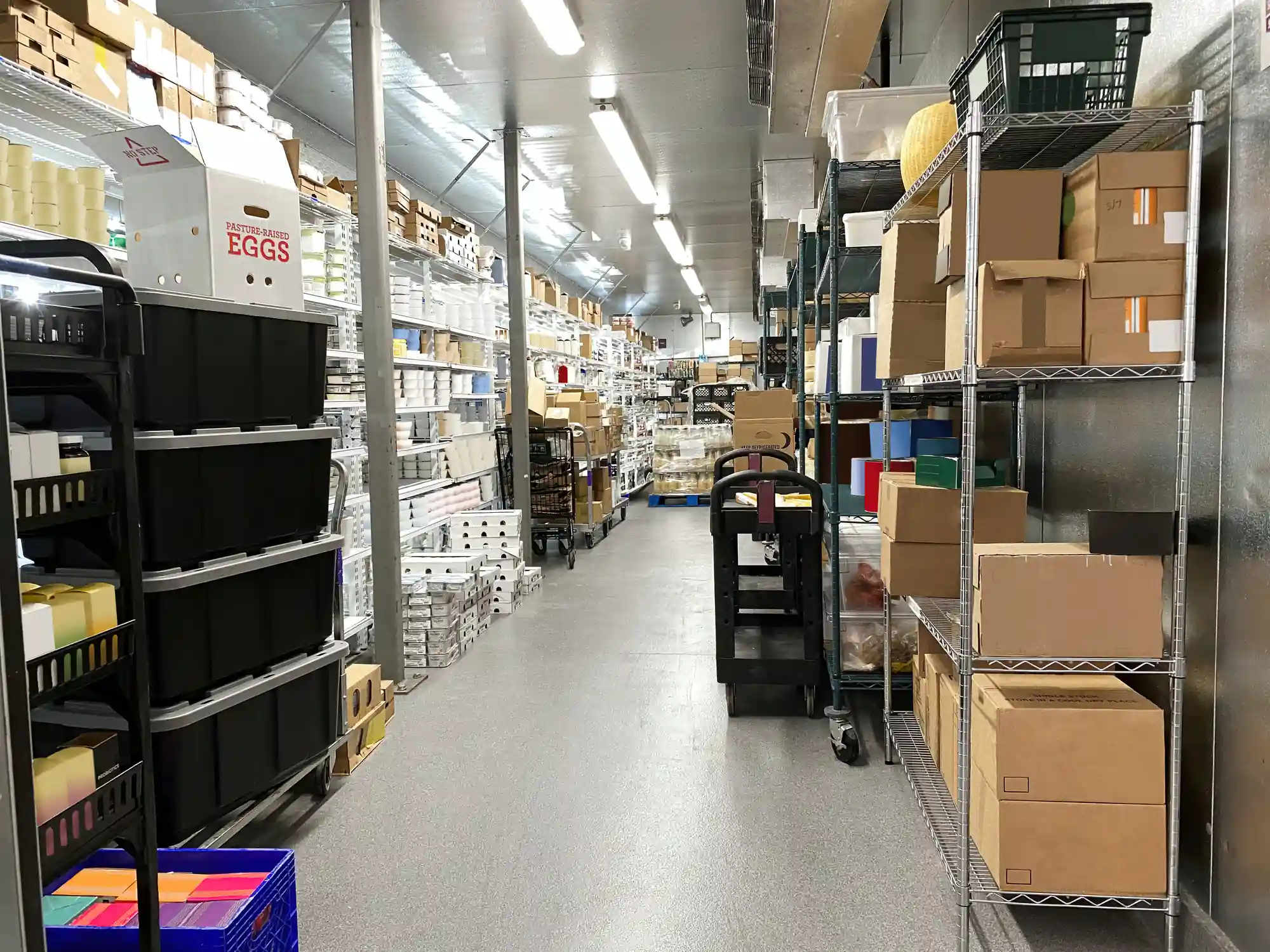 Depósito de una sucursal de retail con estanterías y mercadería en cajas