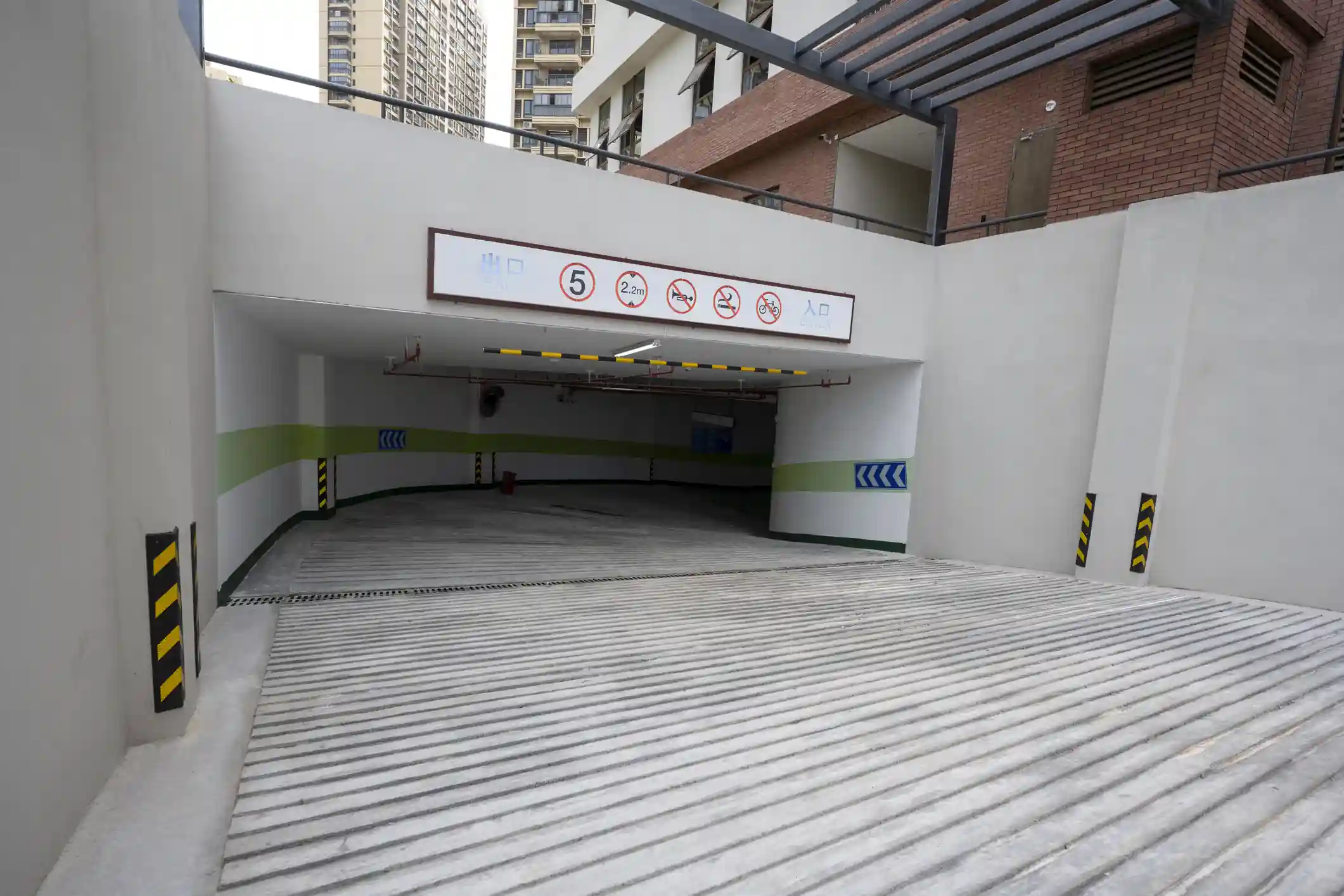 Rampa de acceso a la cochera de un edificio