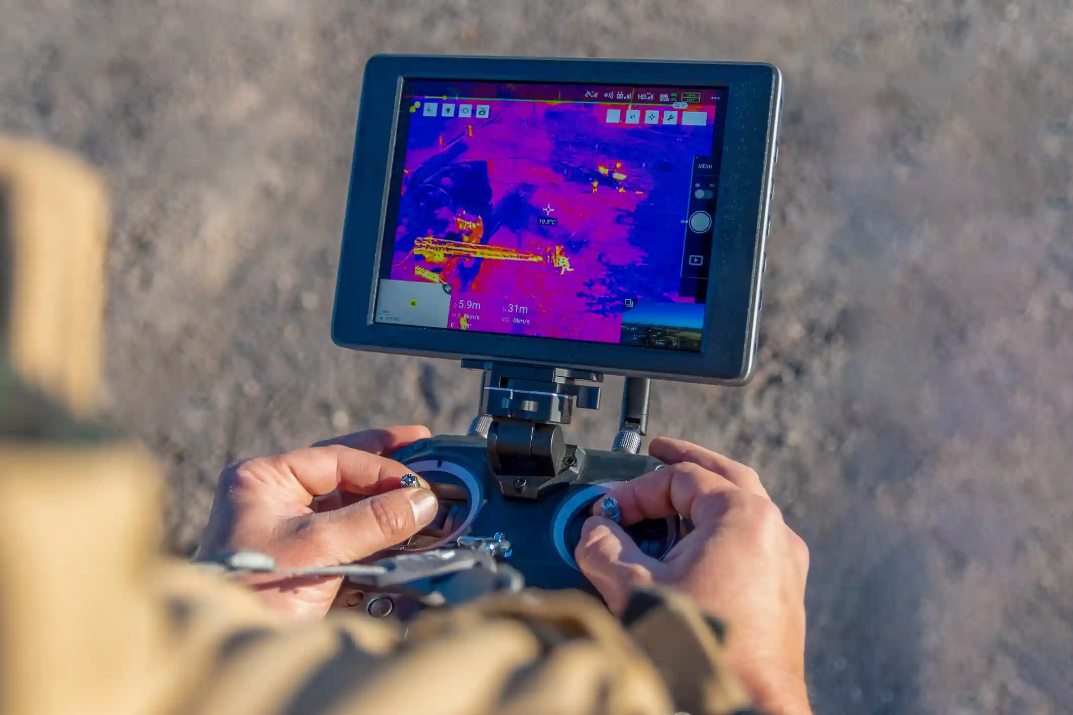 Pantalla del control de un dron mostrando una imagen termográfica durante una inspección