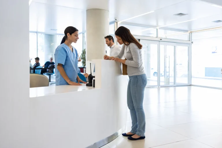 Seguridad para clínicas y centros médicos: pacientes, staff y áreas restringidas