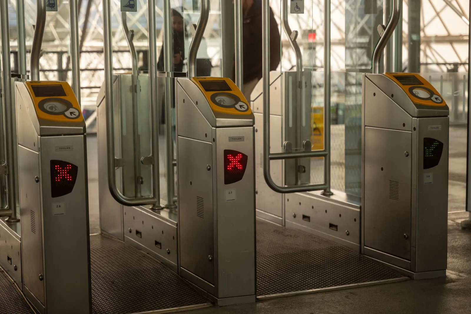 Molinetes de control de acceso con lector de entradas en el ingreso a un predio